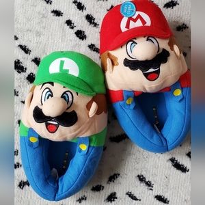 Nintendo Boy's Super Mario Bros Plush Slippers, Youth Size 11/12